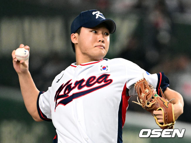 [OSEN=도쿄(일본), 조은정 기자] 16일 오후 일본 도쿄돔에서  ‘2025 NAVER K-BASEBALL SERIES’ 대한민국과 일본의 2차전 경기가 열렸다.한국은 정우주, 일본은 카네마루 유메토를 선발투수로 내세웠다.1회초 무사에서 대한민국 선발투수 정우주가 역투하고 있다. 2025.11.16 /cej@osen.co.kr