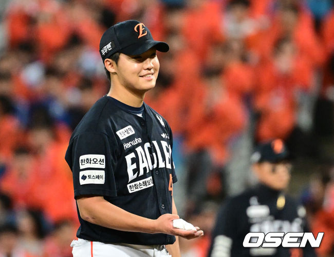 [OSEN=대구, 조은정 기자]22일 대구 삼성라이온즈파크에서 2025 신한 SOL Bank KBO리그 포스트시즌 플레이오프 4차전 삼성 라이온즈와 한화 이글스의 경기가 열렸다.홈팀 삼성은 원태인, 방문팀 한화는 정우주를 선발로 내세웠다.3회말 삼성 양도근까지 네 타자 연속 탈삼진을 한화 정우주기 미소짓고 있다. 2025.10.22 /cej@osen.co.kr