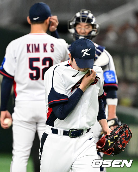 [OSEN=도쿄(일본), 조은정 기자] 16일 오후 일본 도쿄돔에서  ‘2025 NAVER K-BASEBALL SERIES’ 대한민국과 일본의 2차전 경기가 열렸다.한국은 정우주, 일본은 카네마루 유메토를 선발투수로 내세웠다.4회초 1사 만루에서 대한민국 오원석이 마운드를 내려가고 있다. 2025.11.16 /cej@osen.co.kr