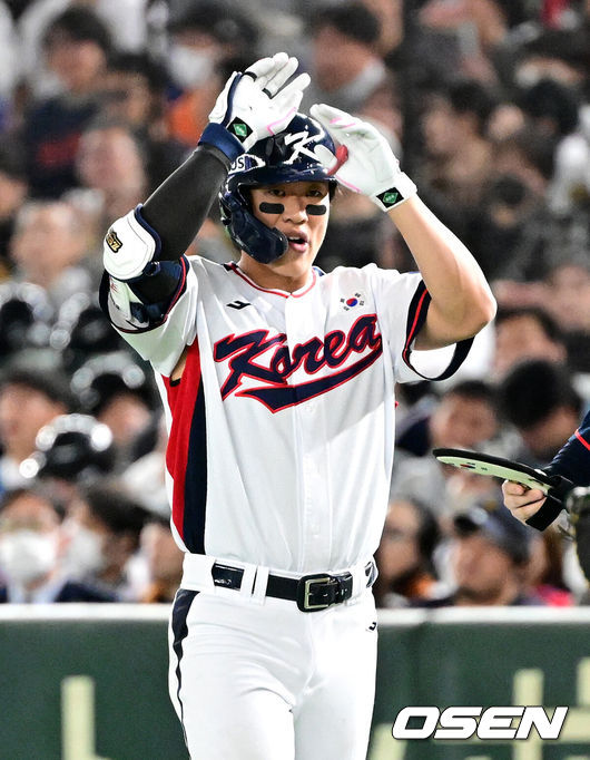 [OSEN=도쿄(일본), 조은정 기자] 16일 오후 일본 도쿄돔에서  ‘2025 NAVER K-BASEBALL SERIES’ 대한민국과 일본의 2차전 경기가 열렸다.한국은 정우주, 일본은 카네마루 유메토를 선발투수로 내세웠다.1회말 2사에서 대한민국 송성문이 내야안타를 치고 환호하고 있다. 2025.11.16 /cej@osen.co.kr