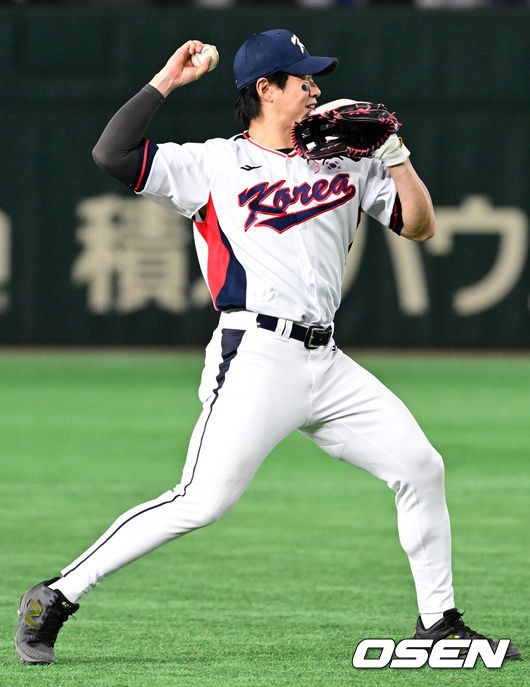 [OSEN=도쿄(일본), 조은정 기자] 16일 오후 일본 도쿄돔에서  ‘2025 NAVER K-BASEBALL SERIES’ 대한민국과 일본의 2차전 경기가 열렸다.한국은 정우주, 일본은 카네마루 유메토를 선발투수로 내세웠다.6회초 2사에서 대한민국 송성문이 일본 모리시타 쇼타를 파울 플라이로 처리하고 있다. 2025.11.16 /cej@osen.co.kr