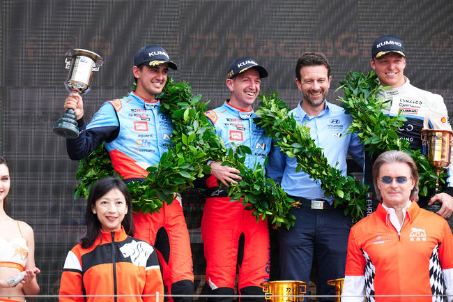 BRC 현대 N 스쿼드라 코르세(Squadra Corse) 팀 소속 네스토르 지로라미와 미켈 아즈코나가 '2025 TCR 월드투어' 마카오 대회에서 우승과 준우승을 차지하고 포디움에서 기뻐하고 있다.포디움에 올라선 선수들 중 가장 왼쪽이 미켈 아즈코나이고 그 오른쪽이 네스토르 지로라미다.