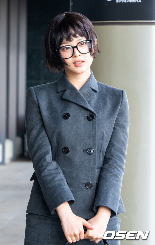 [OSEN=김포국제공항, 박준형 기자] 뉴진스 멤버 하니가 19일 오후 김포국제공항을 통해 해외 일정 참석차 출국했다.뉴진스는 올해 더블 싱글 'How Sweet'와 일본 데뷔 싱글 'Supernatural'로 한국과 일본에서 종횡무진 활약했다.뉴진스 하니가 출국에 앞서 포즈를 취하고 있다.  2024.11.19 / soul1014@osen.co.kr