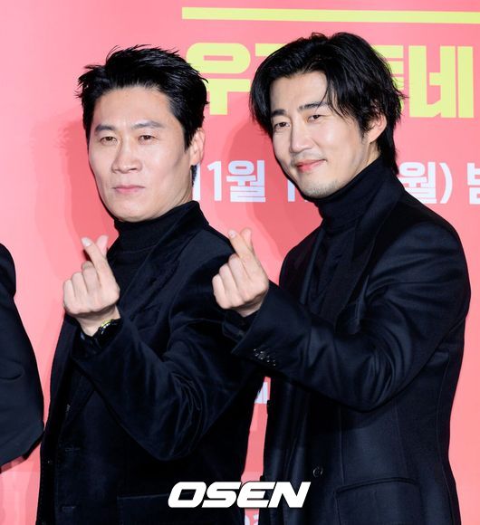 [OSEN=이대선 기자]배우 진선규와 윤계상이 포토타임을 가지고 있다. 2025.11.17 /sunday@osen.co.kr