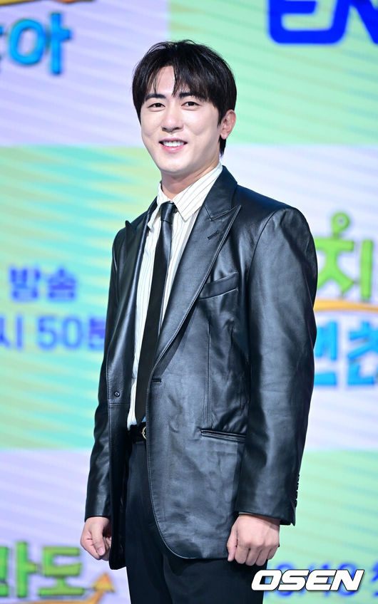 [OSEN=최규한 기자] 16일 오전 서울 상암동 쇼킹케이팝센터에서 ENA 신규 예능 ‘길치라도 괜찮아’ 제작발표회가 열렸다.예능 ‘길치라도 괜찮아’(연출 공대한)는 갈팡질팡 길치 연예인들이 크리에이터가 맞춤 설계한 여행에 도전하는 예능 프로그램이다.방송인 김원훈이 포토타임을 하고 있다. 2025.10.16 / dreamer@osen.co.kr