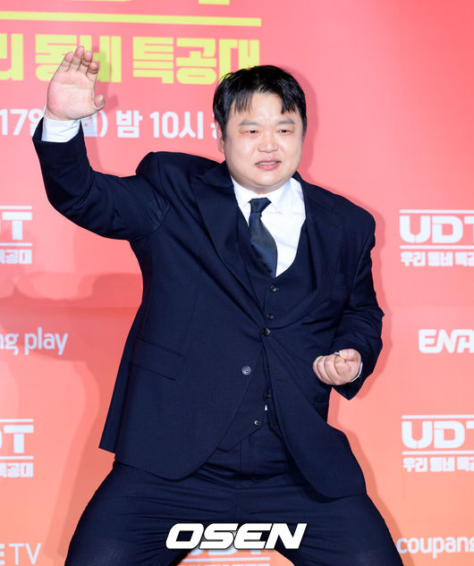 [OSEN=이대선 기자] 17일 오후 서울 광진구 풀만 앰버서더 서울 이스트폴에서 쿠팡플레이 X 지니 TV 오리지널 시리즈 'UDT: 우리 동네 특공대' 제작발표회가 열렸다.‘UDT: 우리 동네 특공대’는 나라를 지키기 위해서도 아니요, 지구평화엔 더더욱 관심 없는 오직 내 가족과 우리 동네를 위해 뭉친 예비역 특공대의 유쾌하고 짜릿한 이야기다.배우 고규필이 포토타임을 가지고 있다. 2025.11.17 /sunday@osen.co.kr