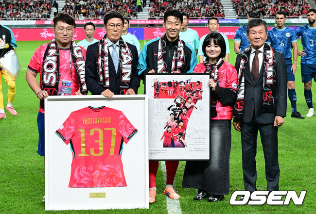 [OSEN=서울월드컵경기장, 조은정 기자]한국 축구가 안방에서 '남미 강호' 파라과이를 물리치며 사상 최초의 2026 국제축구연맹(FIFA) 북중미 월드컵 포트 2 확보에 청신호를 켰다.한국 축구대표팀은 14일 오후 8시서울월드컵경기장에서 열린 A매치친선 경기에서 파라과이를 2-0으로 제압했다. 지난 10일 일본 원정에서 2-2로 비기고 온 파라과이는 한국에 덜미를 잡히며 10월 아시아 투어를 1무 1패로 마감하게 됐다.브라질전 출전으로한국 축구 A매치 최다 출전(137경기) 금자탑을 쌓은손흥민이 이번에도 선발로 나서며 138경기로 기록을 늘렸다. 손흥민이 최다 출전 기념식을 하고 있다. 2025.10.14 /cej@osen.co.kr