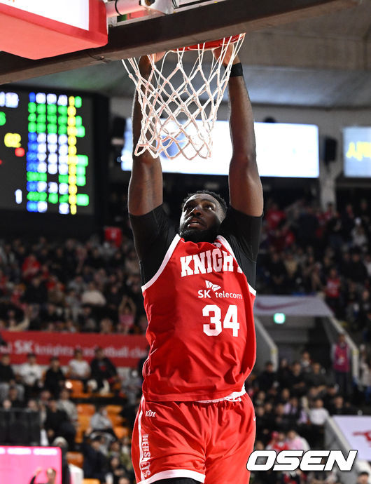 [OSEN=잠실학생체, 이대선 기자] 17일 오후 서울 잠실학생체육관에서 2025~2026 LG전자 프로농구 서울 SK와 수원 KT의 경기가 열렸다.최근 5경기에서 1승에 그친 KT는 패하면 SK에 공동 5위를 허용한다. SK는 개막 2연승 후 1승 6패로 하위권으로 추락했지만, 2라운드에서 4승 2패를 기록하며 중위권 싸움에 가세했다.4쿼터 SK 워니가 덩크슛을 성공시키고 있다. 2025.11.17 /sunday@osen.co.kr