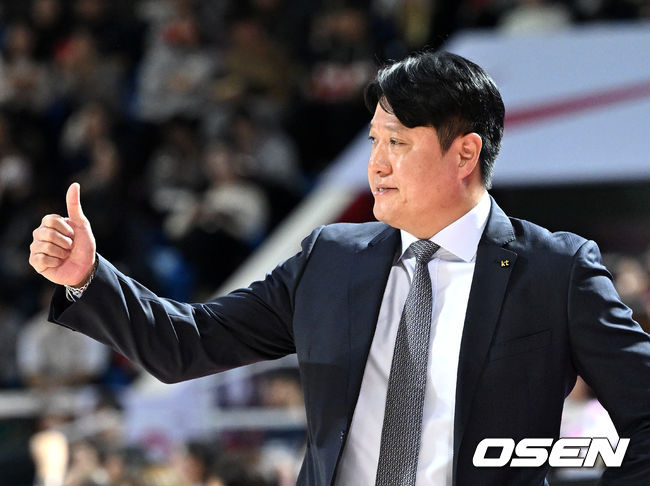 [OSEN=잠실학생체, 이대선 기자] 17일 오후 서울 잠실학생체육관에서 2025~2026 LG전자 프로농구 서울 SK와 수원 KT의 경기가 열렸다.최근 5경기에서 1승에 그친 KT는 패하면 SK에 공동 5위를 허용한다. SK는 개막 2연승 후 1승 6패로 하위권으로 추락했지만, 2라운드에서 4승 2패를 기록하며 중위권 싸움에 가세했다.2쿼터 KT 문경은 감독이 선수들에게 엄지를 들어 올리고 있다. 2025.11.17 /sunday@osen.co.kr