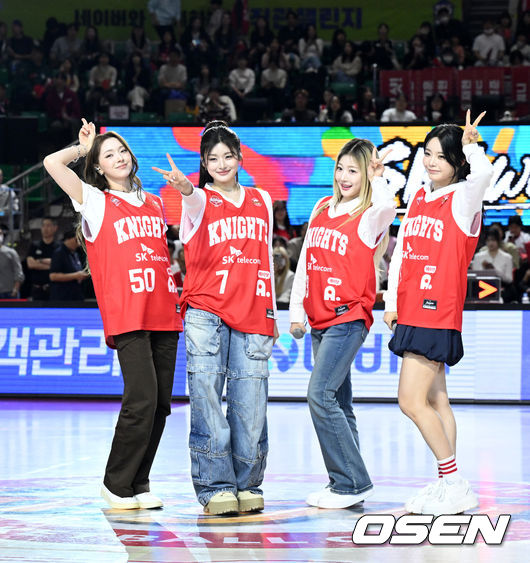 [OSEN=잠실학생체, 이대선 기자] 17일 오후 서울 잠실학생체육관에서 2025~2026 LG전자 프로농구 서울 SK와 수원 KT의 경기가 열렸다.최근 5경기에서 1승에 그친 KT는 패하면 SK에 공동 5위를 허용한다. SK는 개막 2연승 후 1승 6패로 하위권으로 추락했지만, 2라운드에서 4승 2패를 기록하며 중위권 싸움에 가세했다.하프타임 때 그룹 피프티피프티가 공연을 펼치고 있다. 2025.11.17 /sunday@osen.co.kr