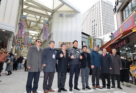오세훈 서울시장 및 참석자들이 17일 오전 서울 중구 남대문시장에서 열린 남대문시장 아케이드 조성 준공식에서 기념촬영을 하고 있다.[뉴스1]