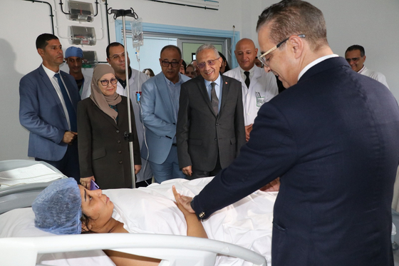 지난 11일 튀니지 수도 튀니스 샤를니콜 병원에서 최초의 로봇 수술이 진행되는 모습. 주한 튀니지 대사관 페이스북