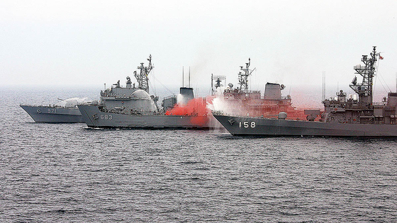  2007년 제주도 동북방 해상에서 실시된 한일 해군 공동 수색 및 구조훈련에 참가한 광개토대왕함(左)과 일본 해상자위대 우미기리함(右)이 가상조난 선박의 화재를 진압하고 있다. 중앙포토