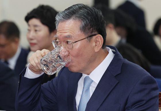 정성호 법무부 장관이 17일 경기도 과천시 정부과천청사에서 열린 2025년 전국보호기관장 회의에서 물을 마시고 있다. 뉴스1