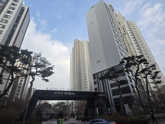 대장동 배당금으로 정영학씨가 2019년 매입한 서울 강남구 래미안 대치팰리스 아파트. 정씨의 아파트와 같은 평형이 지난 9월 62억원에 거래됐다. 함종선 기자