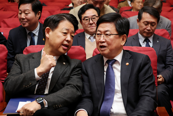 17일 서울 여의도 국회의원회관 대회의실에서 열린 '국가균형성장을 위한 지속 가능한 대학 생태계 구축' 토론회에 참석한 최교진 교육부 장관(오른쪽)과 김영호 더불어민주당(국회 교육위원회 위원장) 의원이 이야기를 나누고 있다. 사진 교육부