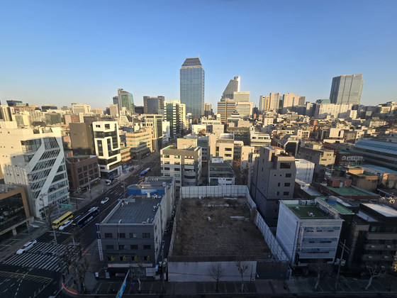 남욱 변호사가 대장동 사업에서 받은 배당금으로 매입한 서울 강남구 역삼동 부지의 올 2월 모습. 현재는 유료주차장으로 이용되고 있다. 함종선 기자