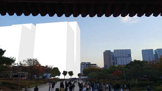 유네스코 세계유산 종묘(1995년 등재) 맞은편 세운4구역 고층 개발과 관련해 서울시와 국가유산청 간에 공방이 격화되는 가운데 국가유산청이 17일 '종묘 경관 훼손' 관련 가상이미지를 공개했다. 사진은 세운4구역에 최고 145ｍ 높이의 건물(흰색)이 들어섰을 때 종묘의 정문인 외대문에서 바라본 모습을 이미지화한 것이다. 사진 국가유산청