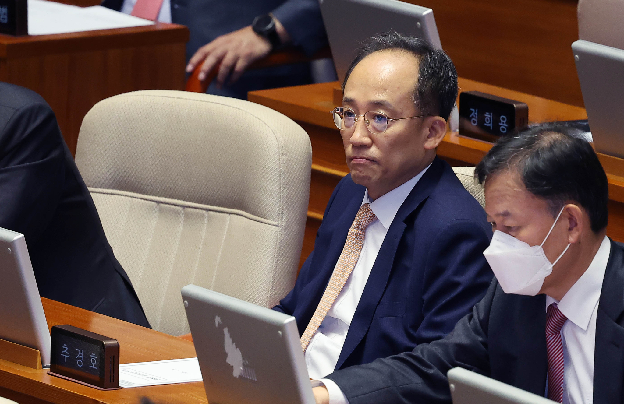 추경호 국민의힘 의원이 지난 13일 오후 국회 본회의에 참석해 자신의 체포동의안이 보고되는 것을 듣고 있다. 임현동 기자