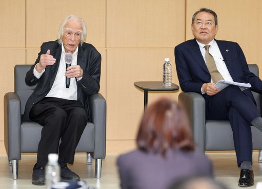 11일 서울대에서 열린 'SNU 룩스 메아' 포럼에서 강연한 데니스 노블 영국 옥스퍼드대 명예교수와 이건우 DGIST 총장(오른쪽)이 참석자들과 대담하고 있다. 우상조 기자