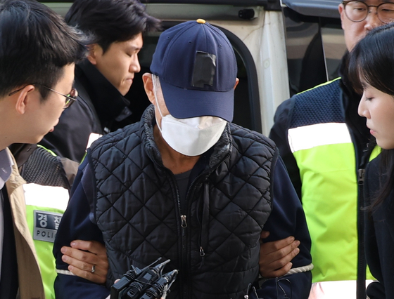 전통시장에서 돌진 사고를 내 2명을 숨지게 하고 19명을 다치게 한 60대 트럭 운전자가 지난 15일 오후 구속 전 피의자 심문(영장실질심사)이 열리는 인천지법에 들어서고 있다. 연합뉴스