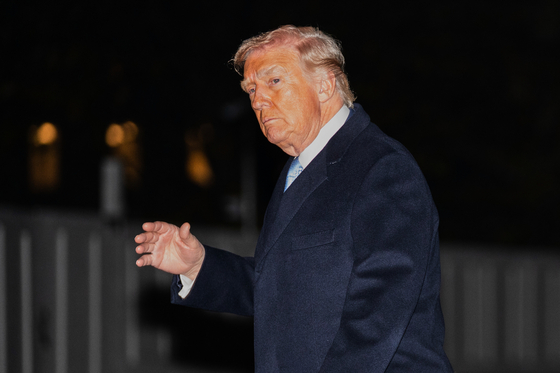 16일 도널드 트럼프 미국 대통령이 미국 플로리다주 팜비치에서 주말을 보낸 후 워싱턴 DC 백악관에 돌아오고 있다. AP=연합뉴스