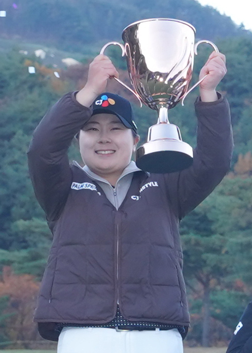 올해 KLPGA 투어 상금왕 홍정민이 16일 위믹스 챔피언십에서 우승한 뒤 트로피를 들어 올리며 기뻐하고 있다. [사진 스포츠닷]          