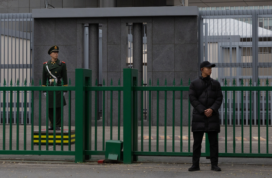 삼엄한 베이징 일본대사관-15일 삼엄한 경비 속 베이징 주재 일본대사관 모습. 중국은 여행과 유학 등 방일 자제 권고령을 내렸다. [EPA=연합뉴스]