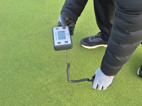 그린의 습도를 측정하는 최병복 팀장. 성호준 기자 