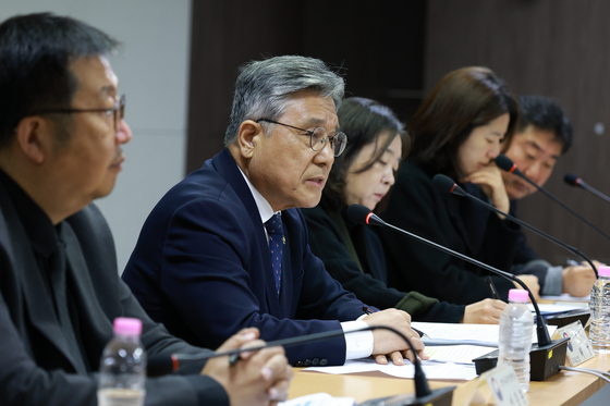 허민 국가유산청장이 17일 서울 종로구 국립고궁박물관에서 열린 국가유산청의 종묘 앞 세운재정비촉진계획 관련 입장 발표 기자간담회에서 질의에 답하고 있다. 연합뉴스