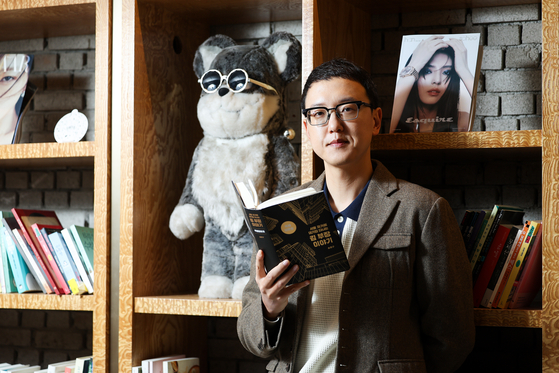 송희구 작가는 “택시는 기업 총수나 타는 것” “스타벅스는 사 먹는 게 아니라 월세 받는 곳” 같은 뼈 때리는 조언으로 유명하다. 그는 “지금도 가까운 곳은 걸어 다니고 저렴한 커피만 마신다”며 웃었다. 우상조 기자