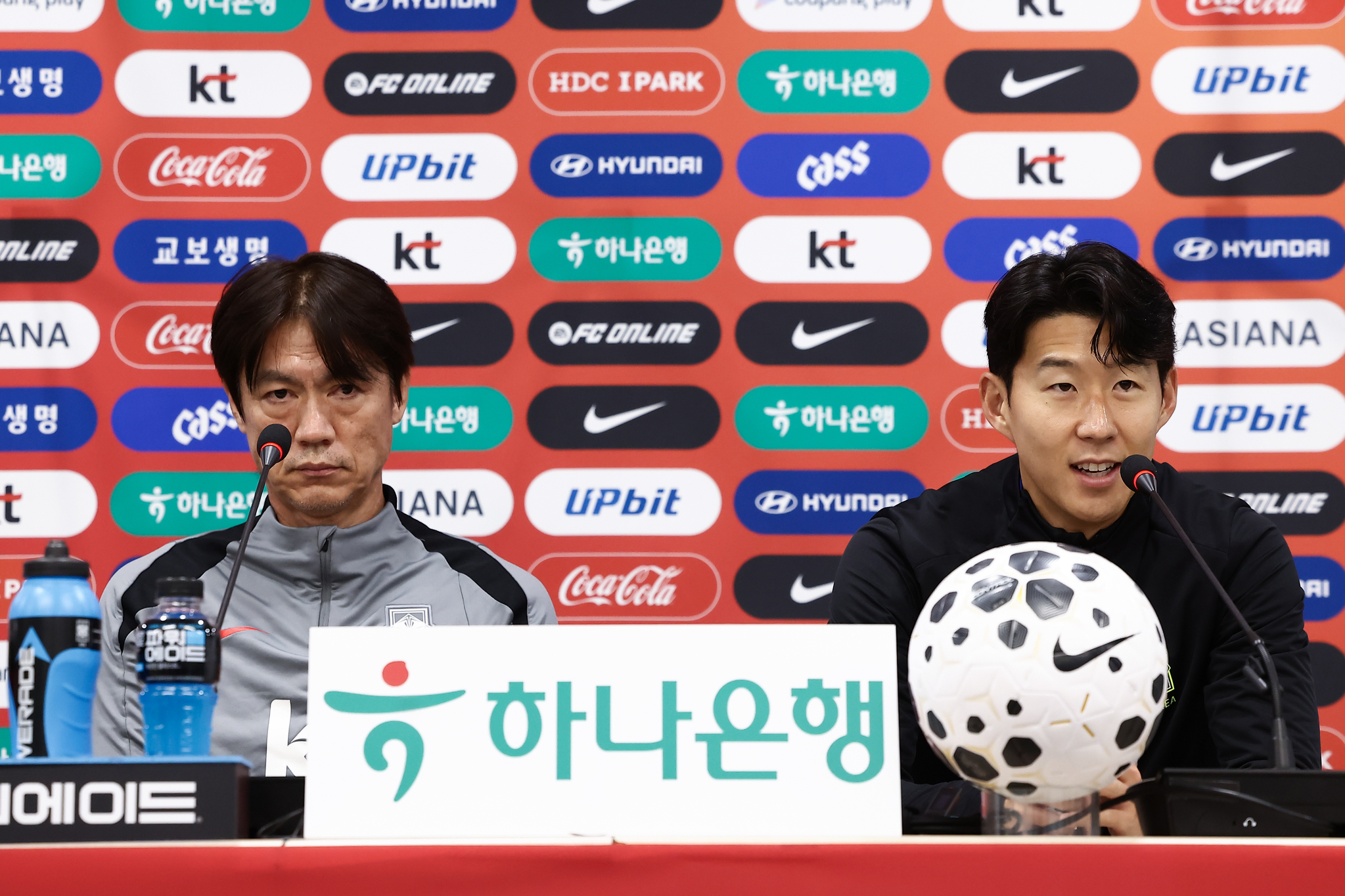 한국축구대표팀 홍명보 감독과 손흥민. [사진 KFA]