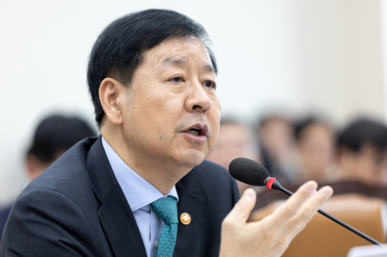 구윤철 경제부총리 겸 기획재정부 장관이 17일 서울 여의도 국회에서 열린 제429회국회(정기회) 기획재정위원회 제7차 전체회의에서 예산안 관련 질의에 답변하고 있다. 뉴스1