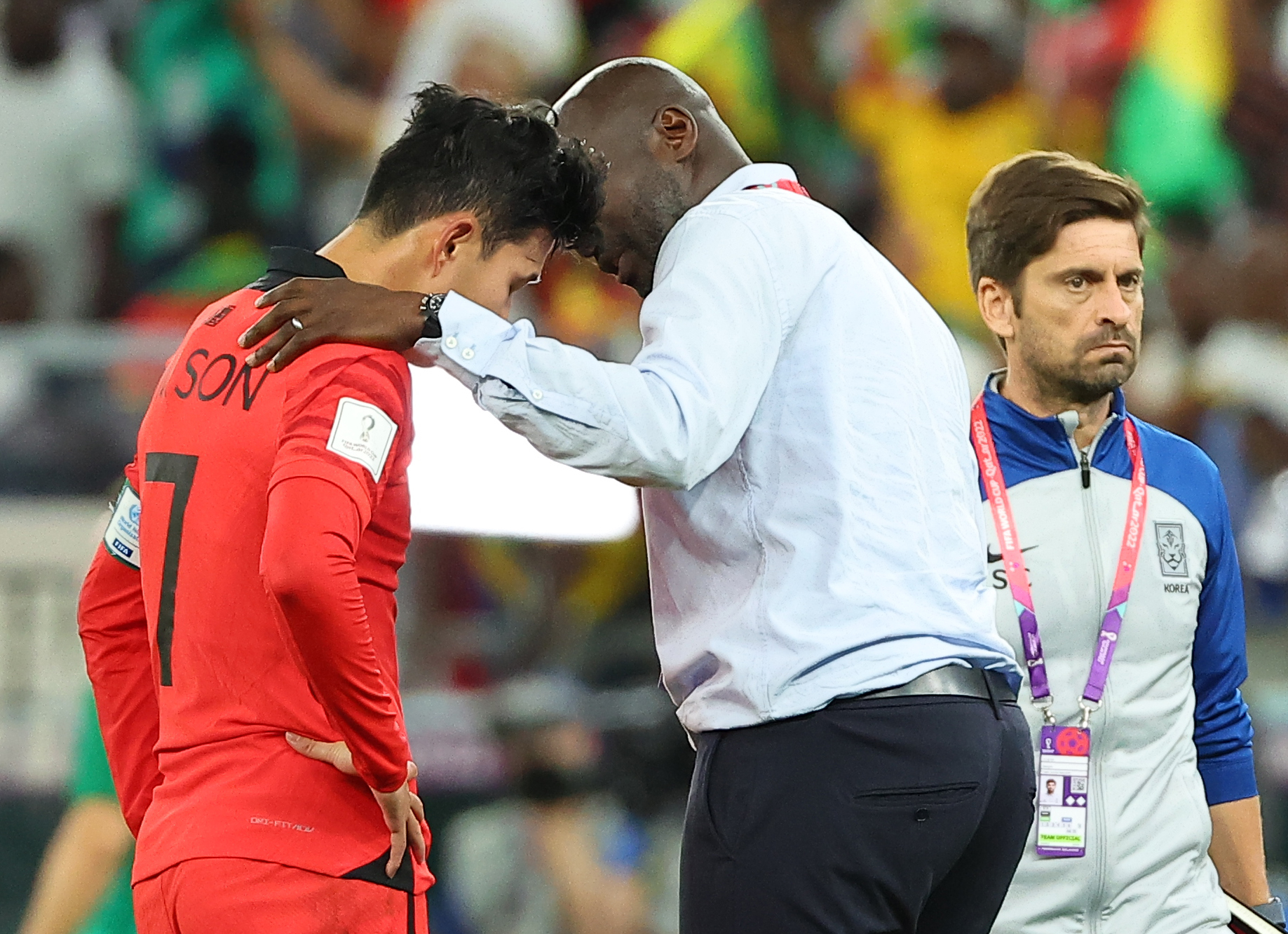 2022년 카타르월드컵 조별리그 경기가 끝난 뒤 오토 아도 가나 감독이 손흥민을 위로하고 있다. 연합뉴스