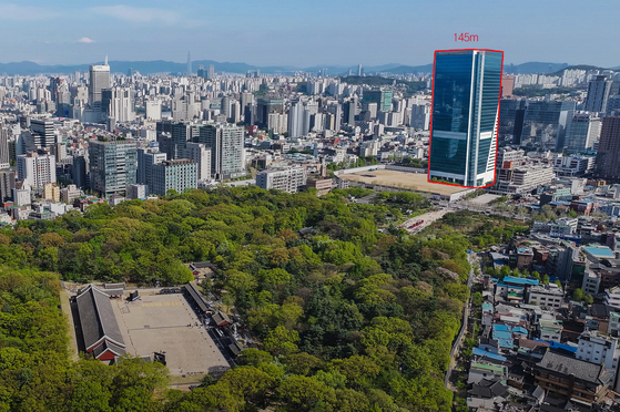 유네스코 세계유산 종묘(1995년 등재) 맞은편 세운4구역 고층 개발과 관련해 서울시와 국가유산청 간에 공방이 격화되는 가운데 국가유산청이 17일 '종묘 경관 훼손' 관련 가상이미지를 공개했다. 사진은 세운4구역에 최고 145ｍ 높이의 건물이 들어섰을 때 종묘 상공에서 바라본 모습을 이미지화한 것이다. 사진 국가유산청