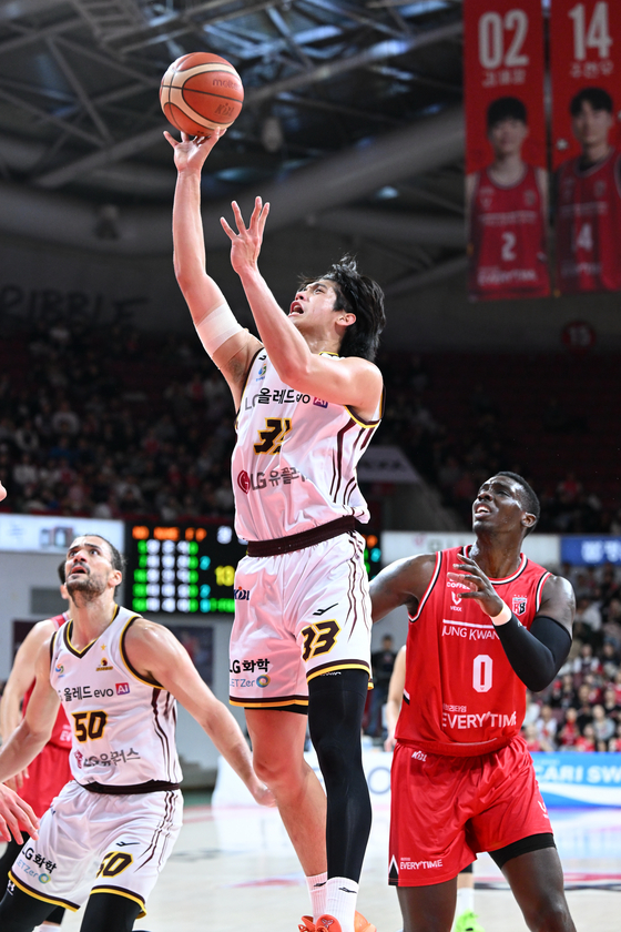 LG 칼 타마요(가운데)가 16일 정관장과의 원정경기에서 슛을 시도하고 있다. 그는 이날 승부처가 된 3쿼터에서 3점슛 3개를 터트리는 등 26점으로 활약해 4연승에 앞장섰다. [사진 KBL]