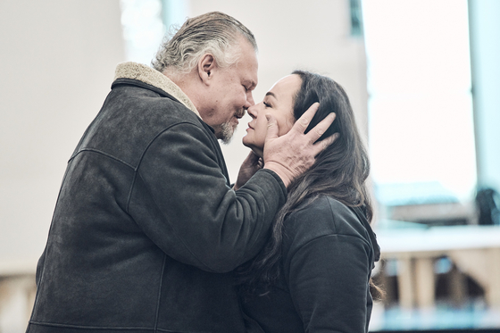 이번 국립오페라단 공연에서 트리스탄과 이졸데 역을 맡은 브라이언 레지스터와 엘리슈카 바이슈바가 작품을 연습하고 있다. 사진 국립오페라단