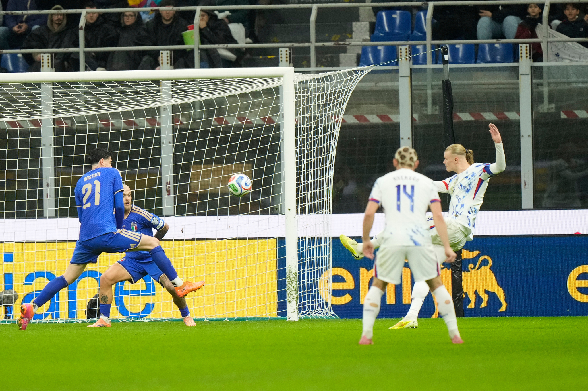 발리슛으로 이탈리아를 무너뜨린 홀란(오른쪽). AP=연합뉴스