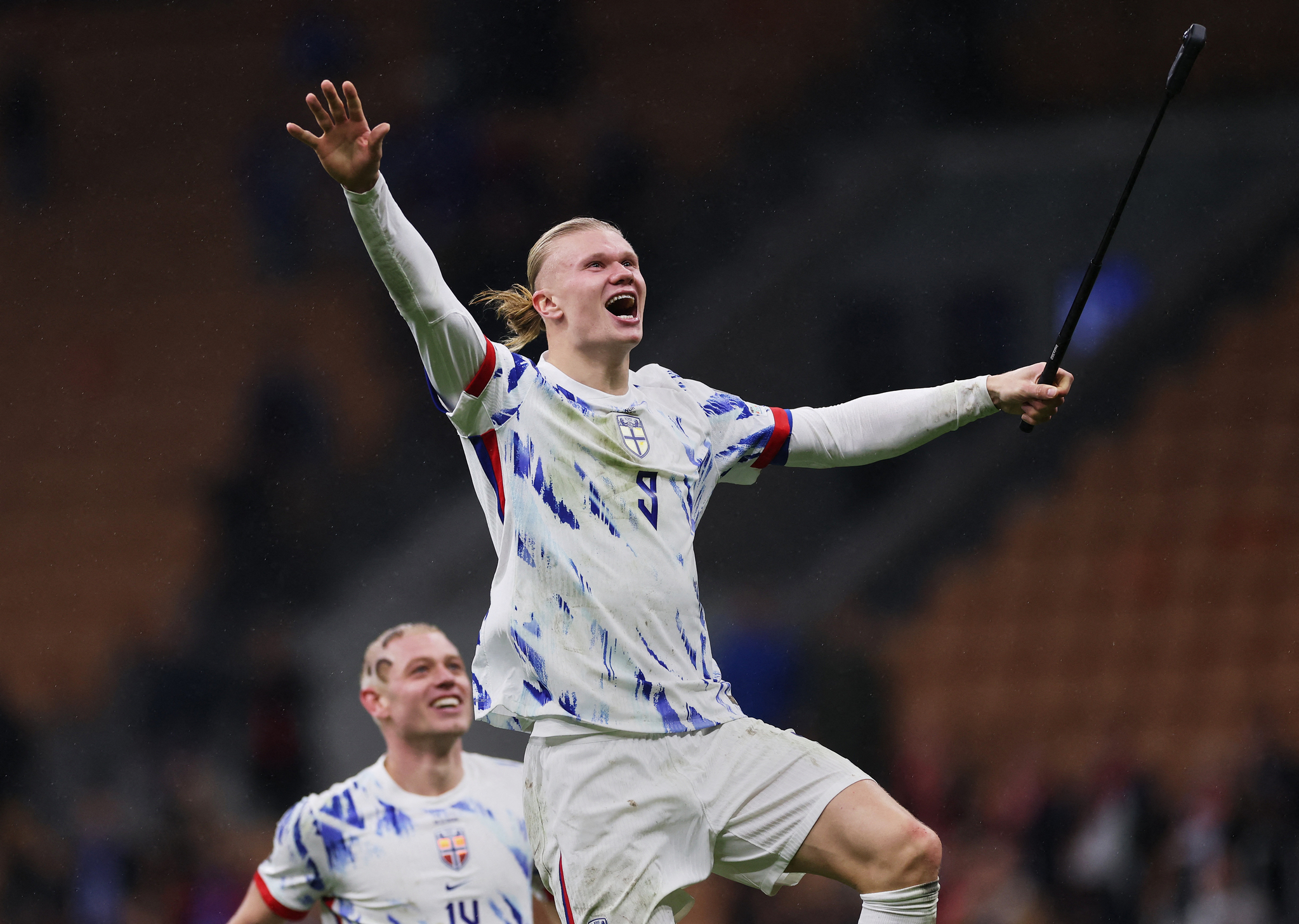 노르웨이를 28년 만에 월드컵 본선행으로 이끈 엘링 홀란(가운데). 로이터=연합뉴스