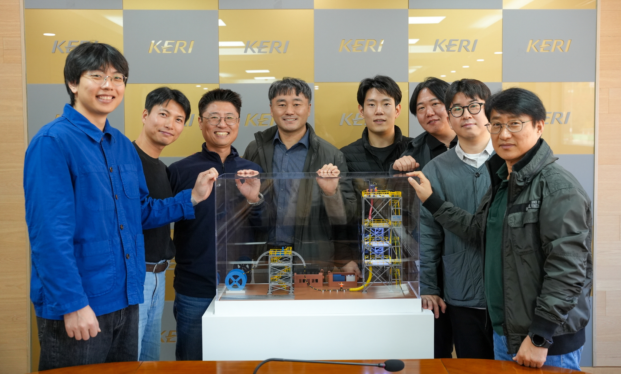 최진욱 박사(왼쪽 4번째)를 비롯한 KERI 전력케이블연구센터 연구진이 J-tubeless 해저케이블 설치 공법을 개발했다