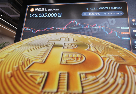 17일 서울 강남구 빗썸 라운지 전광판에 비트코인 시세가 표시돼 있다. 연합뉴스 