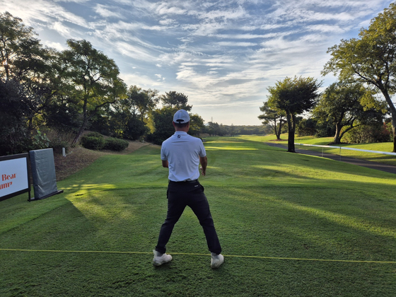 티잉그라운드 티마커가 티샷 랜딩 에어리어와 수직으로 되어 있는지 확인하는 경기위원. 성호준 골프전문기자 
