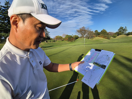이상선 위원이 경기위원회가 미리 정해 놓은 핀포지션을 확인하고 있다. 성호준 골프전문기자 