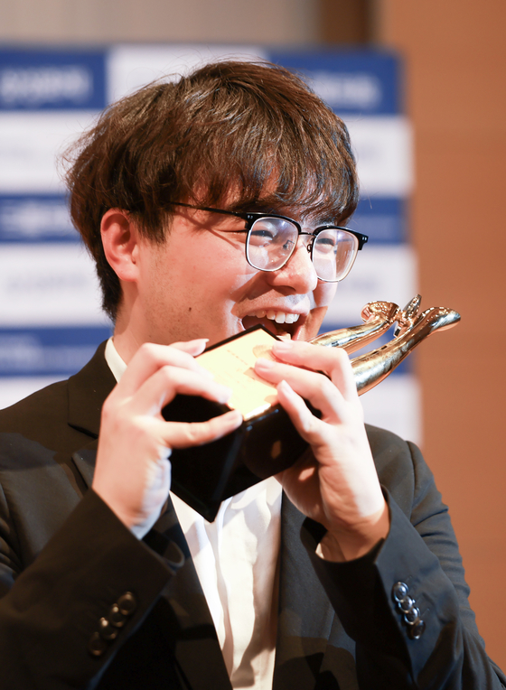 2025 삼성화재배 우승 후 트로피를 깨무는 포즈를 취한 랴오위안허 9단. 권혁재 사진전문기자