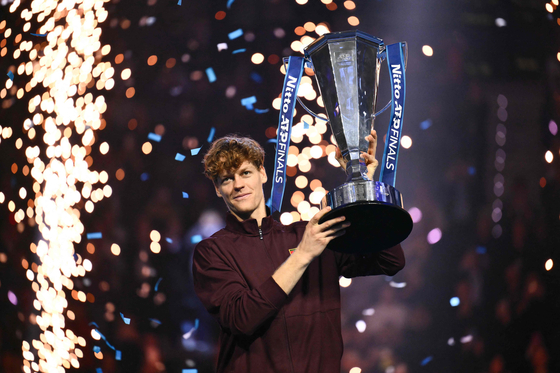 얀니크 신네르가 17일 ATP투어 최종전에서 우승한 뒤 트로피를 들고 있다. [AFP=연합뉴스]