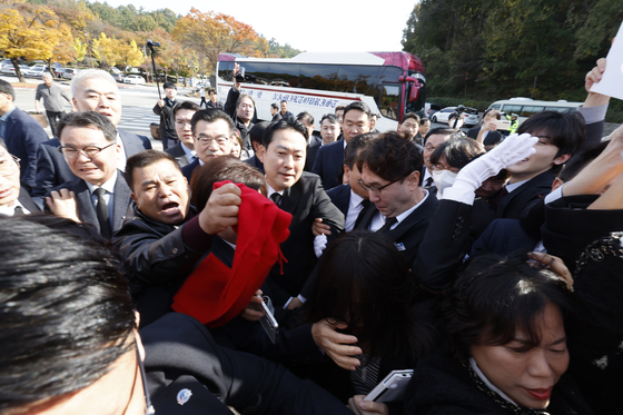  장동혁 국민의힘 대표가 지난 6일 오후 광주 북구 국립5·18민주묘지에서 참배를 위해 참배단으로 향하고 있다. 이 과정에서 장 대표 지지자들과 시민단체 회원들 사이에서 서로 밀치거나 고성이 오가는 등 충돌이 빚어졌다. 뉴스1