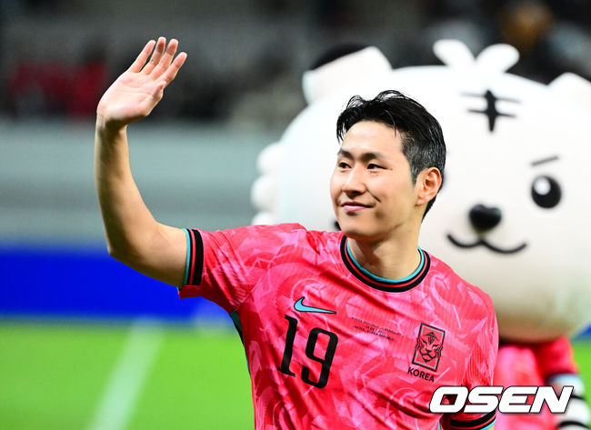 [OSEN=서울월드컵경기장, 지형준 기자] 한국 축구가 안방에서 '남미 강호' 파라과이를 물리치며 사상 최초의 2026 국제축구연맹(FIFA) 북중미 월드컵 포트 2 확보에 청신호를 켰다.한국 축구대표팀은 14일 오후 8시서울월드컵경기장에서 열린 A매치친선 경기에서 파라과이를 2-0으로 제압했다. 지난 10일 일본 원정에서 2-2로 비기고 온 파라과이는 한국에 덜미를 잡히며 10월 아시아 투어를 1무 1패로 마감하게 됐다.경기를 마치고 한국 이강인이 팬들에게 인사를 하고 있다. 2025.10.14. /jpnews@osen.co.kr