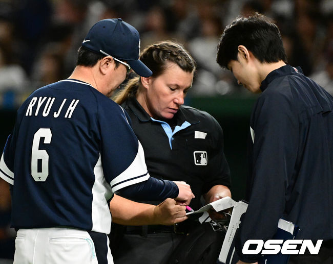 [OSEN=도쿄(일본), 조은정 기자]15일 일본 도쿄돔에서 ‘2025 NAVER K-BASEBALL SERIES’ 대한민국과 일본의 1차전 경기가 열렸다.한국은 곽빈, 일본은 소타니 류헤이를 선발투수로 내세웠다.8회초 대한민국 류지현 감독이 젠 파월 주심에게 교체를 알리고 있다. 2025.11.15. /cej@osen.co.kr