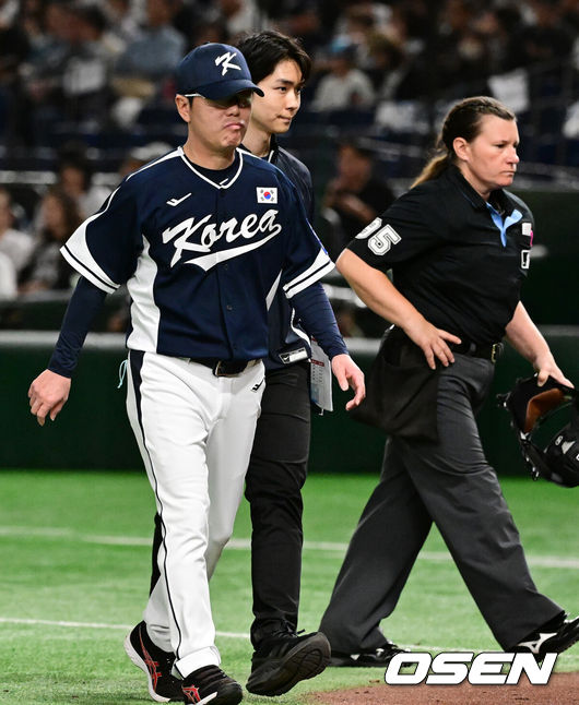 [OSEN=도쿄(일본), 조은정 기자]15일 일본 도쿄돔에서 ‘2025 NAVER K-BASEBALL SERIES’ 대한민국과 일본의 1차전 경기가 열렸다.한국은 곽빈, 일본은 소타니 류헤이를 선발투수로 내세웠다.5회초 무사에서 대한민국 문현빈이 내야 안타로 출루했으나 4심 합의 결과 투수 맞고 1루수 플라이 아웃으로 처리되자 류지현 감독이 그라운드로 나와 심판진과 이야기를 나누고 돌아가고 있다. 2025.11.15. /cej@osen.co.kr