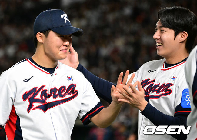 [OSEN=도쿄(일본), 조은정 기자] 16일 오후 일본 도쿄돔에서  ‘2025 NAVER K-BASEBALL SERIES’ 대한민국과 일본의 2차전 경기가 열렸다.한국은 정우주, 일본은 카네마루 유메토를 선발투수로 내세웠다.2회초 2사 2,3루에서 대한민국 정우주가 일본 이시카미 다이키를 삼진 처리하고 더그아웃으로 가며 원태인의 격려를 받고 있다. 2025.11.16 /cej@osen.co.kr